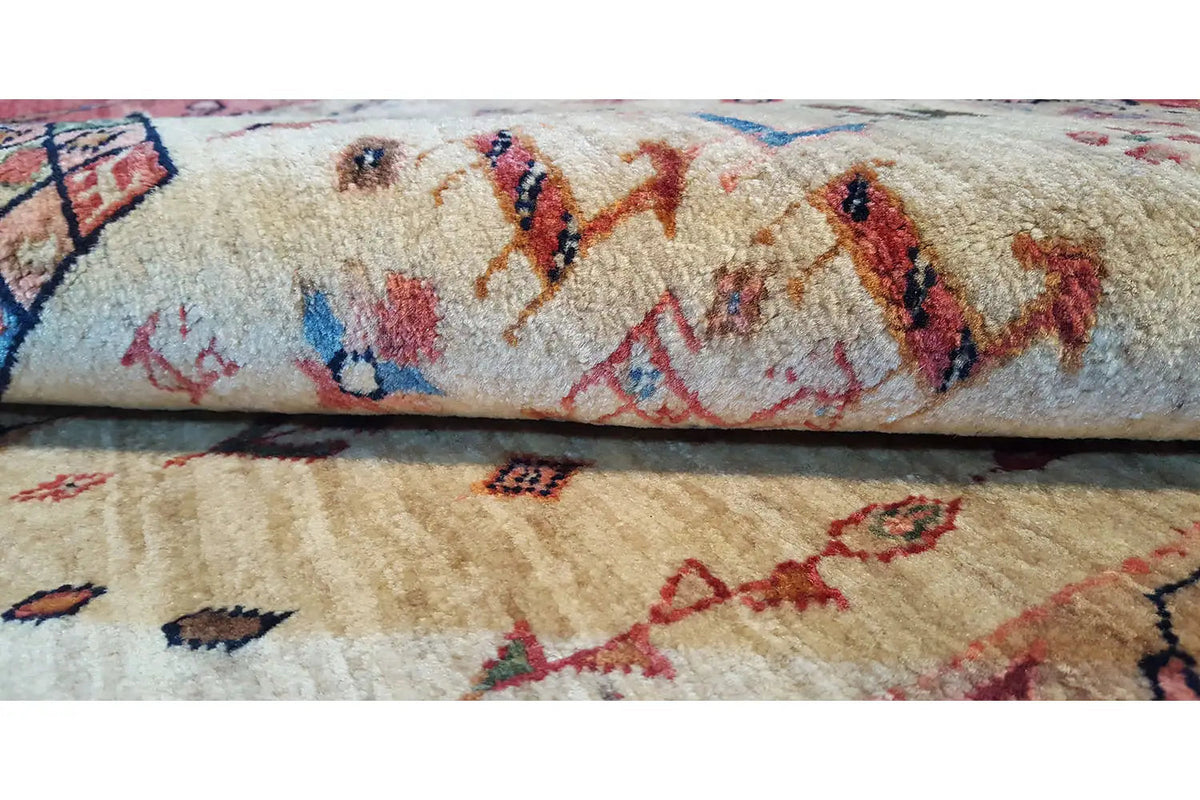 Qashqai exclusive rug, close-up: cream-colored surface with a multicolored pattern