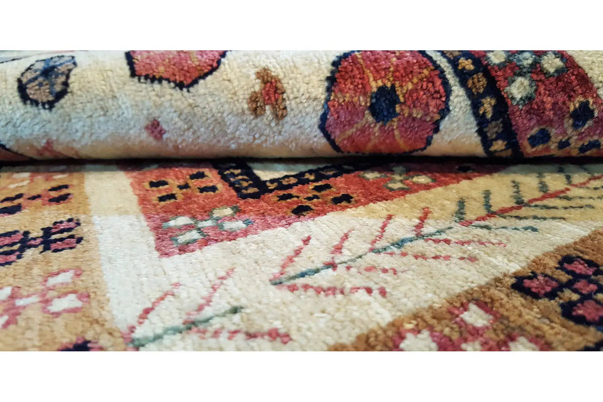 Qashqai Exclusive carpet 90x79 cm: Detail with colorful pattern and border