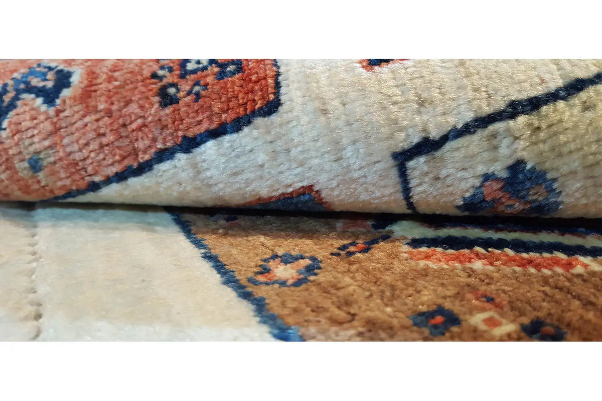 Qashqai exclusive carpet, patterned fields – detail of the woven fabric