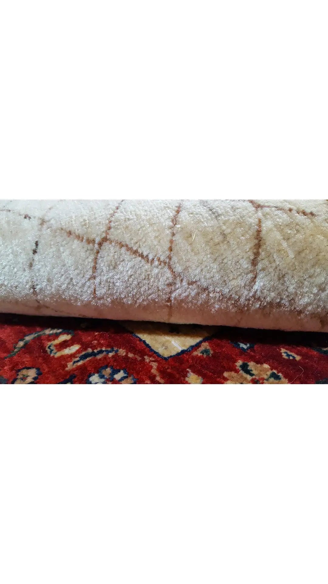 Square rug: red border with a beige pattern, short fringes