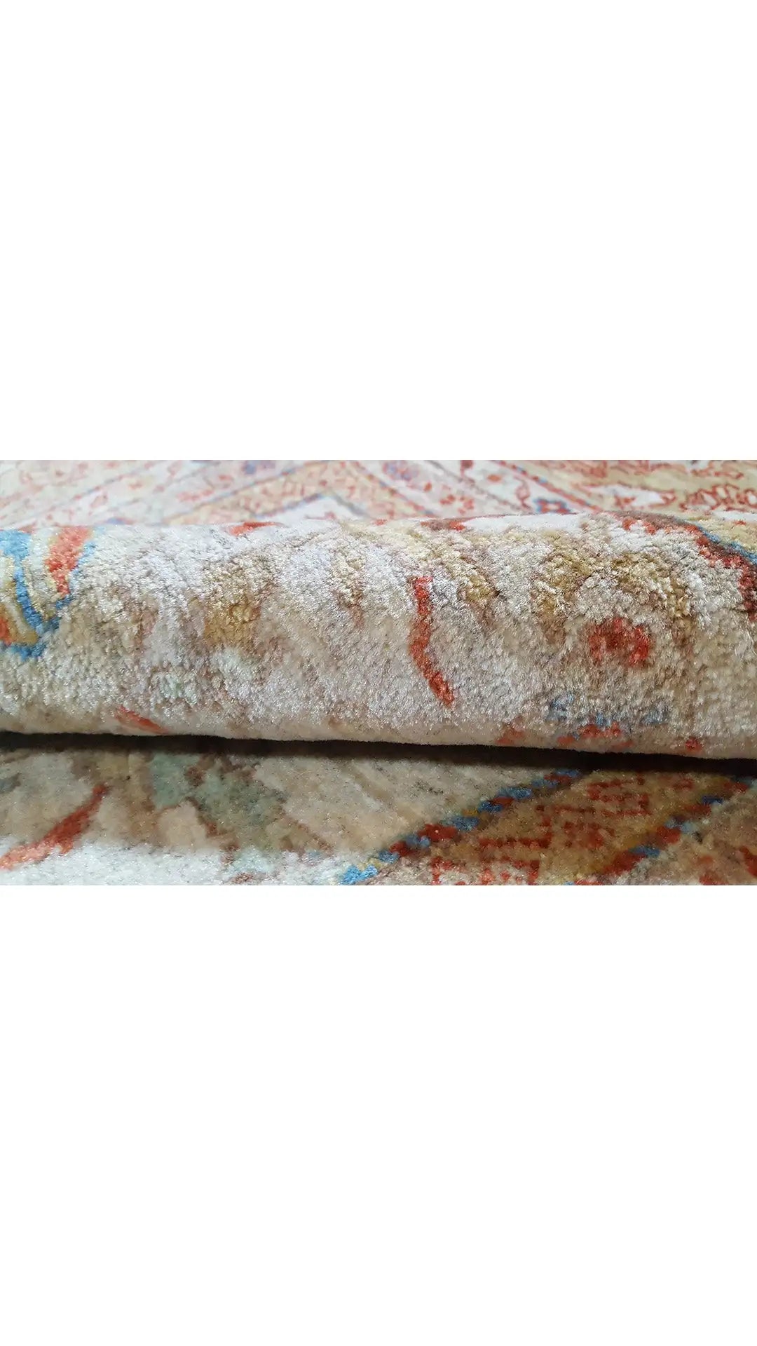 Sultan Abad Exclusive Rug: Close-up of the Pile and Border Pattern in Cream and Blue/Red