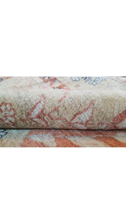 Sultan Abad Exclusive rug: beige pile with a red and blue pattern, close-up