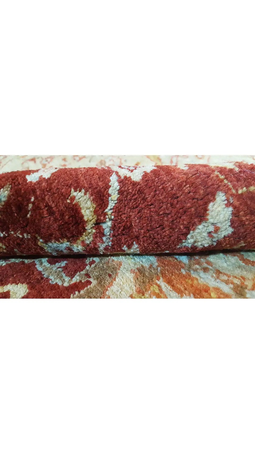 Sultan Abad Exclusive Oriental Rug: dark red pile with light patterns along the edge