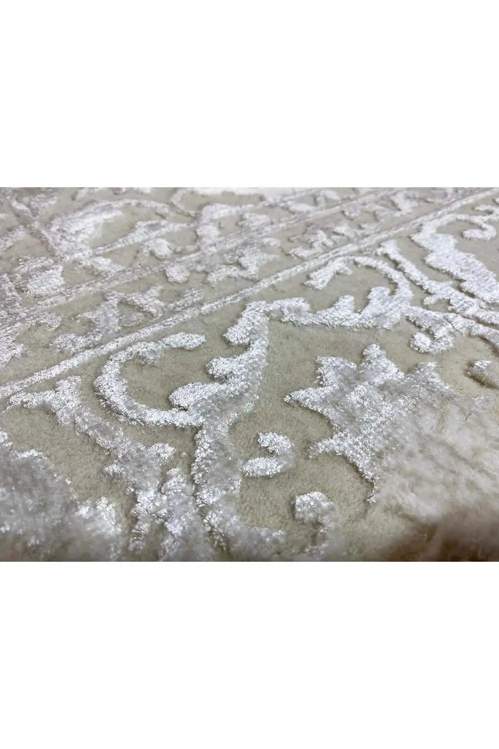 Rug with a light beige all-over pattern and a glittering pattern effect in the pile.