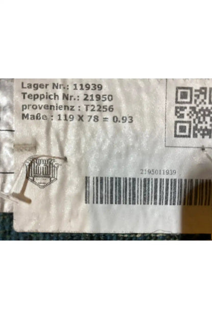Label on the carpet with warehouse no., type, dimensions, and QR code