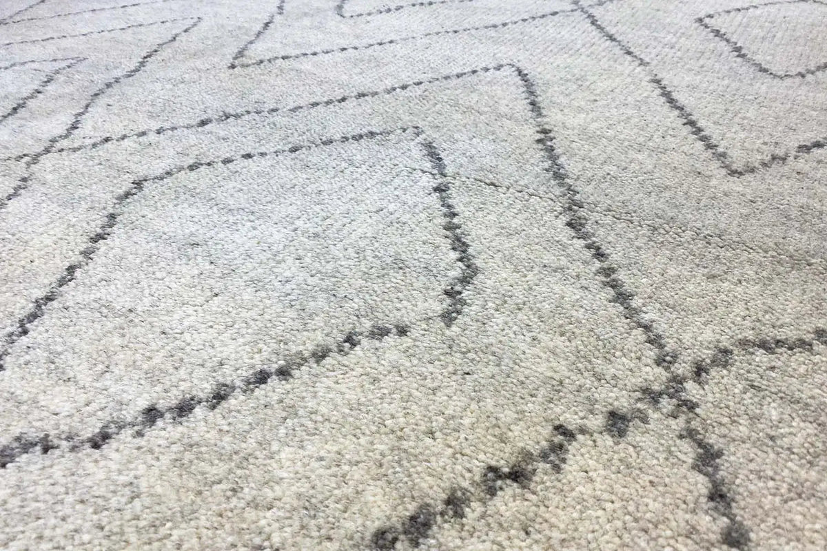 Berber rug: light velour surface with a gray pattern and defined edge
