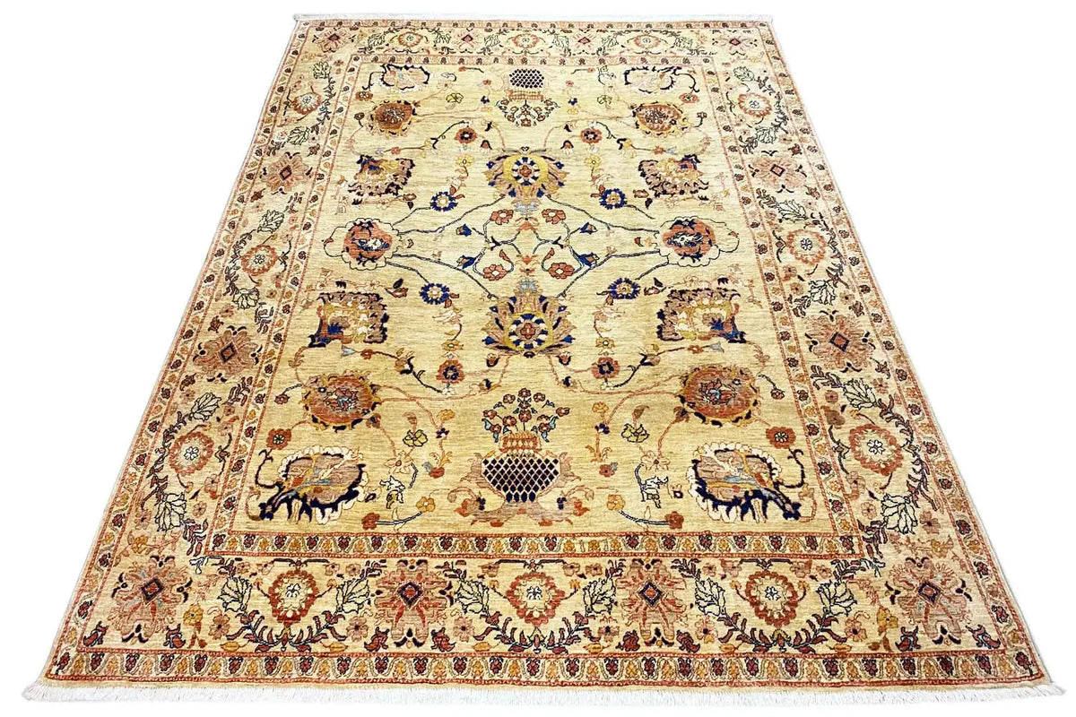 Rectangular Sultan Abad Exclusiv rug with a central medallion and vines, cream-colored