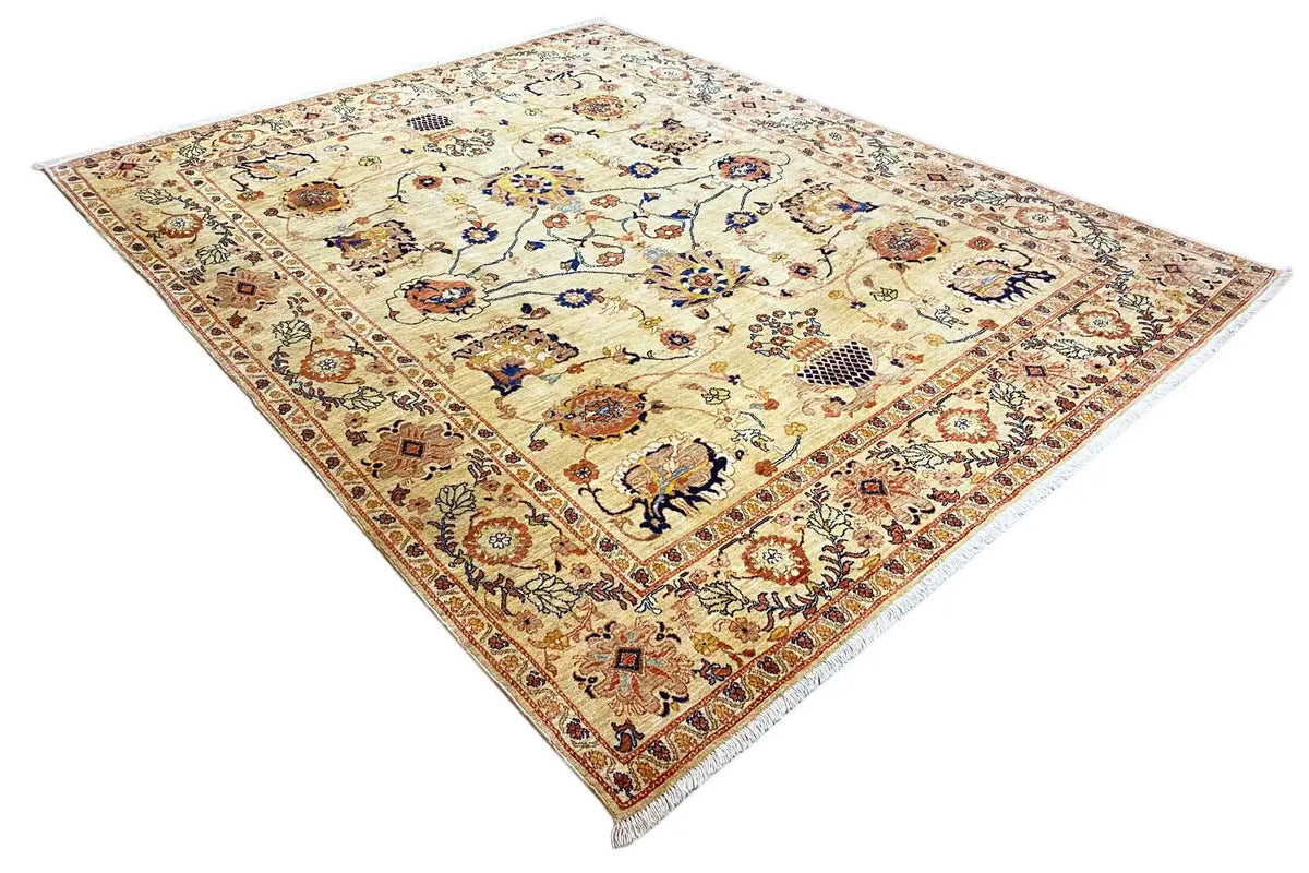 Sultan Abad Exclusive Rug: Detailed border in an oblique view, cream & reddish brown