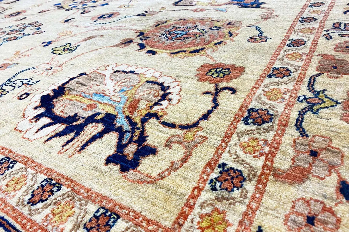 Sultan Abad Exclusive rug, close-up: large animal motif and ornaments in the corner