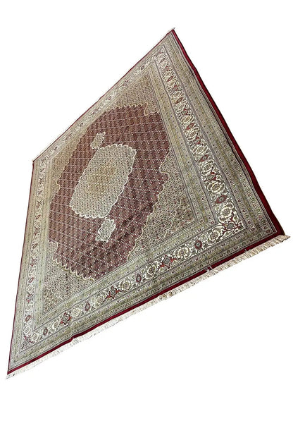 Indo Täbriz carpet, triangular perspective: patterned border and central medallion in cream and brown