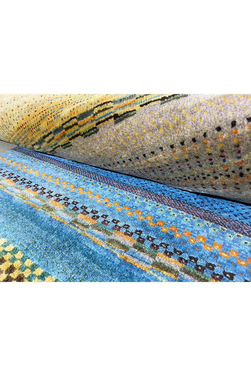 Close-up of the carpet edge with blue stripes and dark gray dots