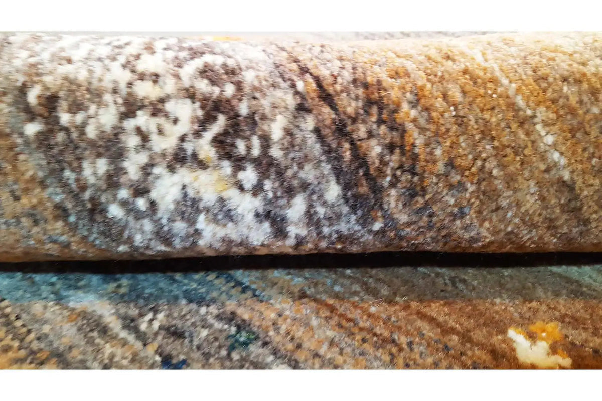 Gabbeh rug: close-up of the pile surface with multicolored mottled color transitions