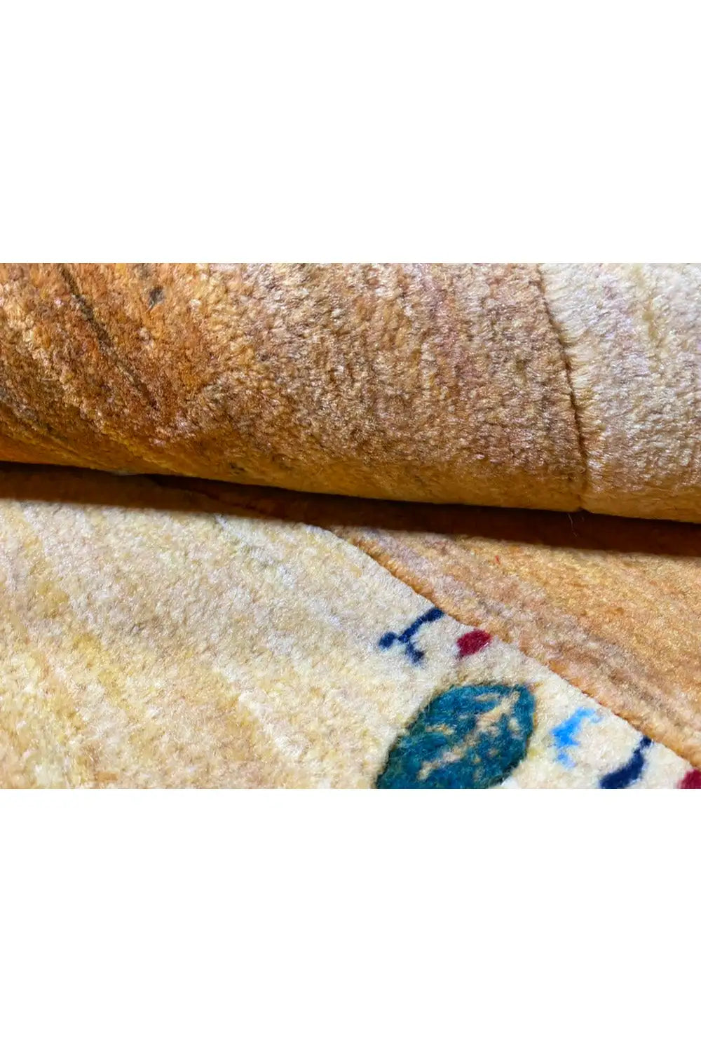 Gabbeh rug 116 x 77 cm, detailed view of the pile and woven pattern at the edge