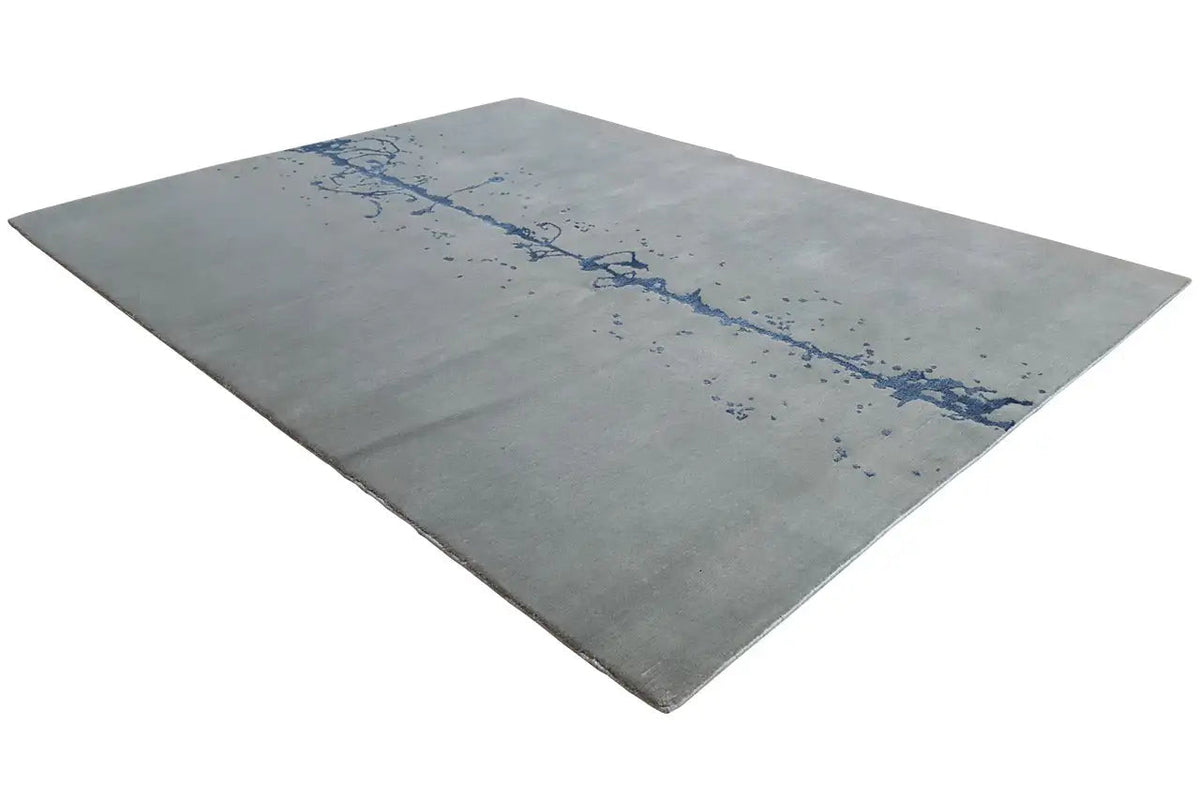 Ink-streak rug 153x209 cm, gray surface with a narrow blue ink line.