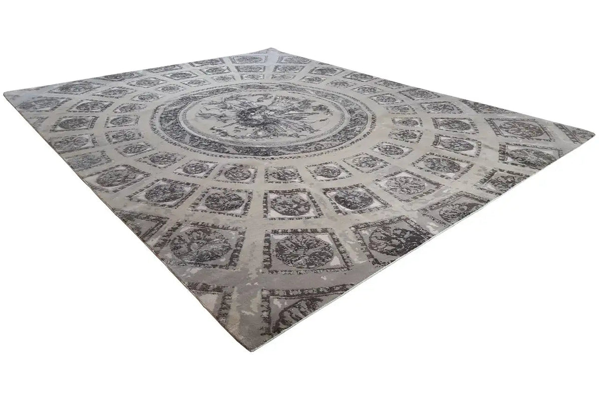Rug 313x252 cm, triangular, with an ornamental pattern and medallion in beige