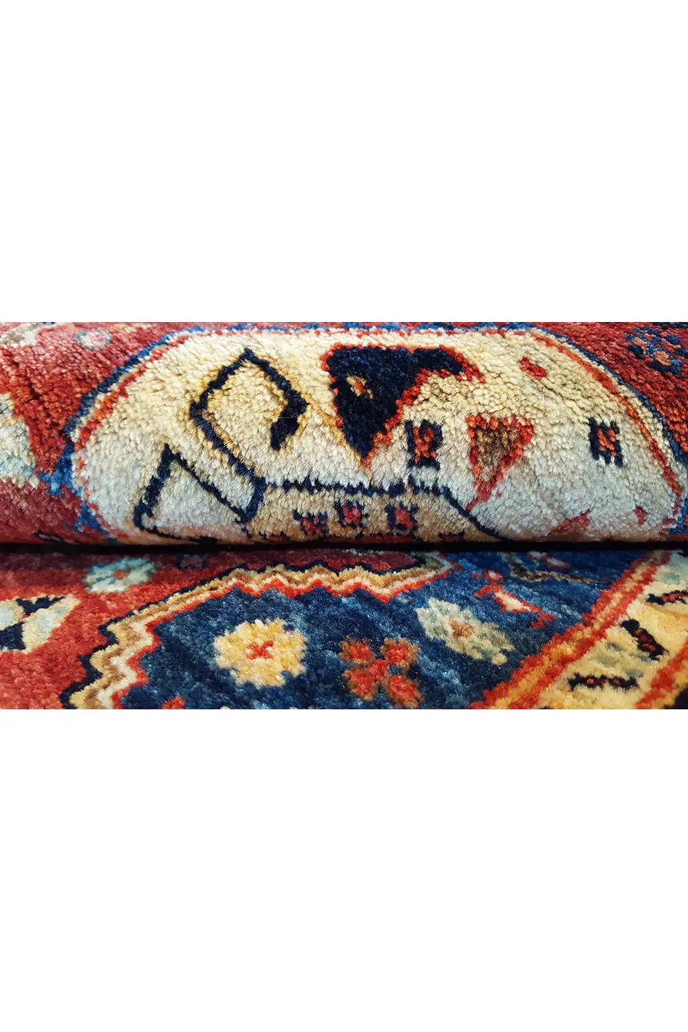 Carpet (144x98 cm), detailed view: blue-red pattern with light edging and pile
