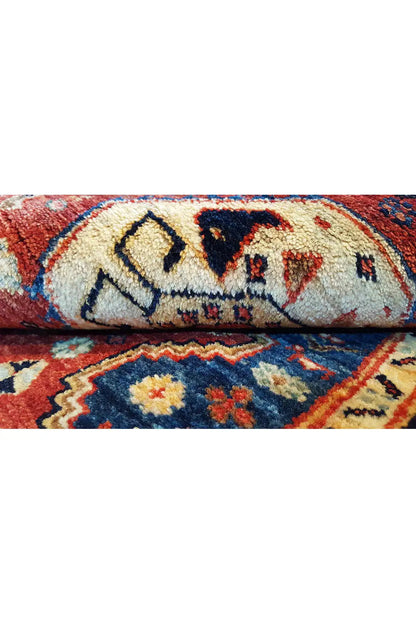 Carpet (144x98 cm), detailed view: blue-red pattern with light edging and pile