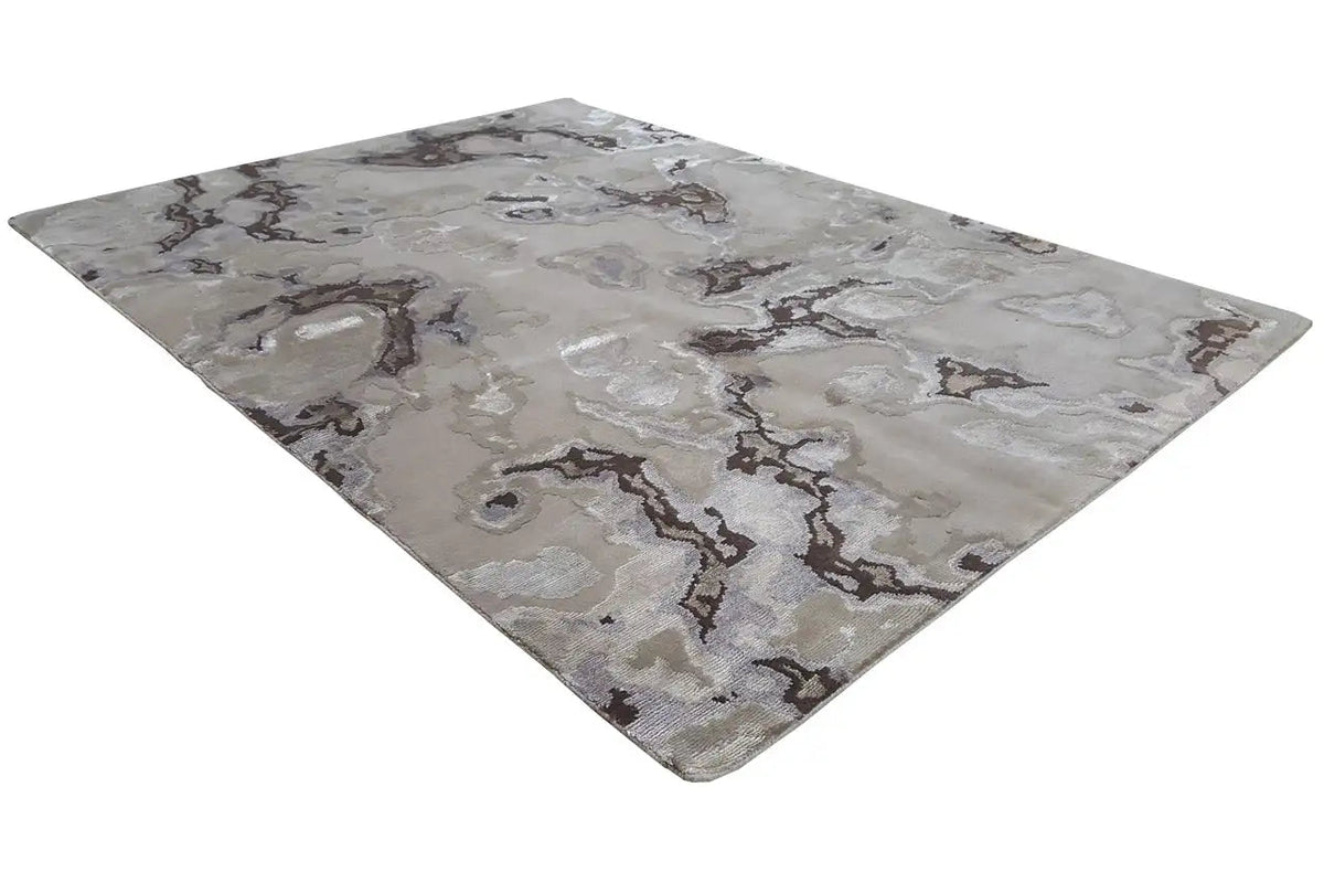 Marble-look rug, light gray with dark contours, viewed from above at an angle