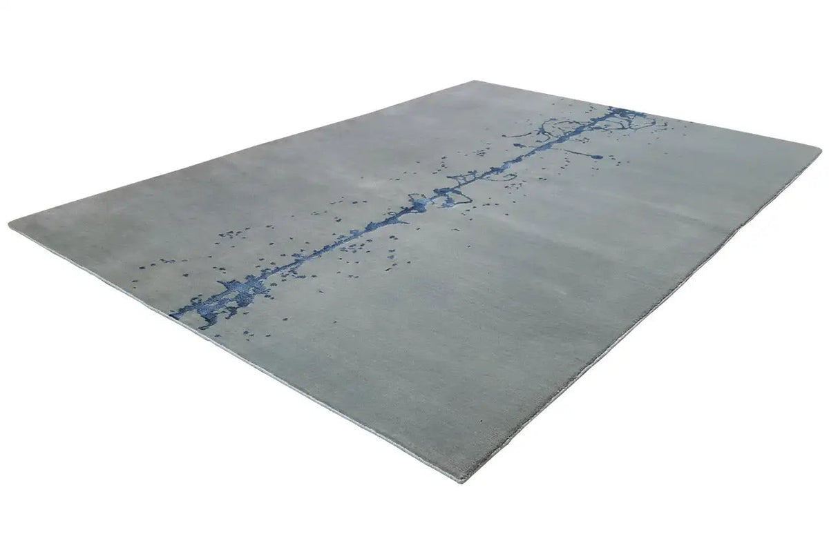 Ink-streak rug 153x209 cm, gray pile with blue ink lines and speckles.