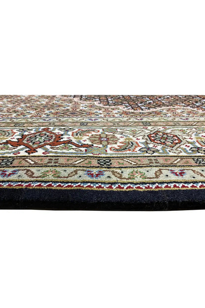 Carpet edge with border strip and colorful patterns, with fringe