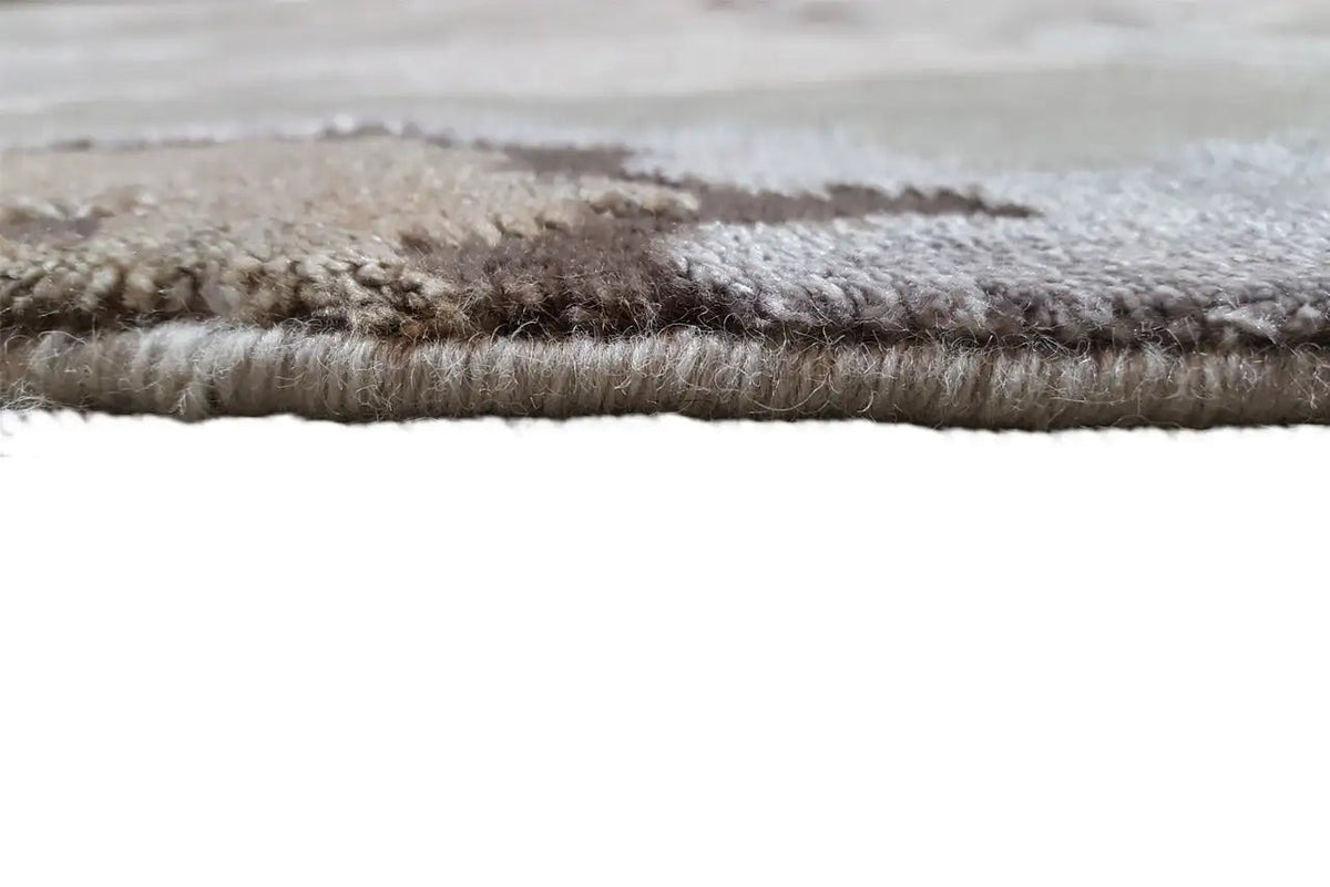 Short-pile carpet edge with bound border in light grey