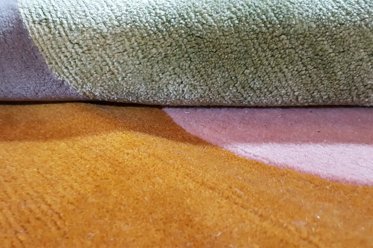 Carpet edge with a pile surface and a colored pattern along the edge