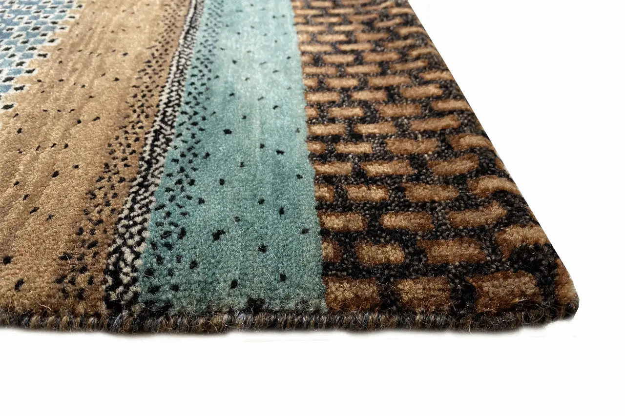 Gabbeh rug, close-up: patterned pile with short fringes along the edge, blue/brown