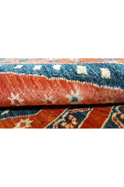 Carpet edge with fringes and patterned hem, close-up