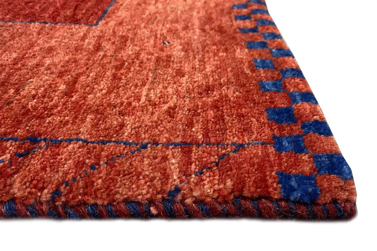 Gabbeh rug Lori close-up: red pile with a blue contrasting edge and decorative stitching