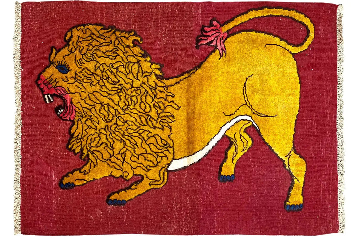 Rug with a yellow lion on a red background, distinct outlines, fringes