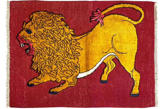 Rug with a yellow lion on a red background, distinct outlines, fringes