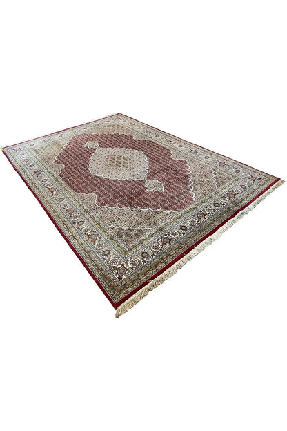 Indo Täbriz rug draped diagonally, reddish-brown and beige pattern with decorative border