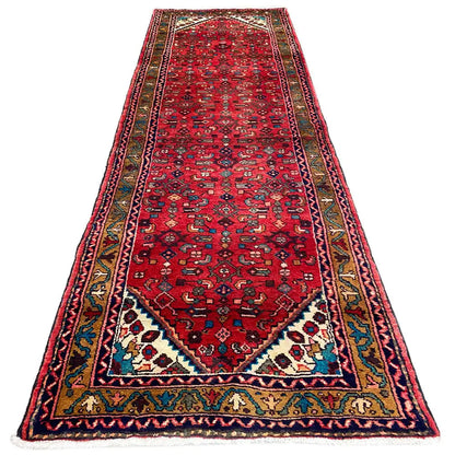 Hamadan runner front view: red runner with a blue-beige border and central pattern.