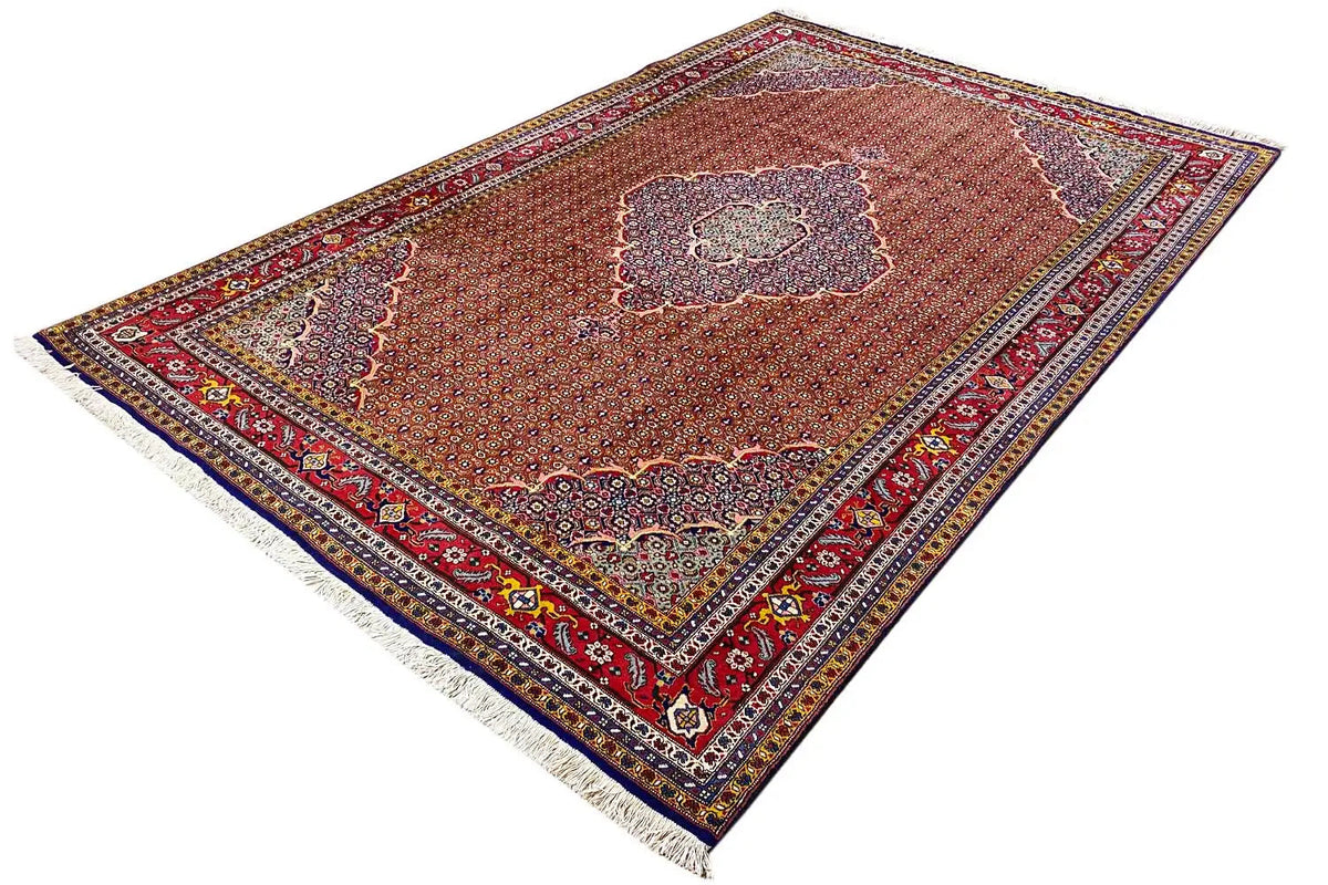 Moud rug with a reddish-brown ornamental pattern and hemmed fringes