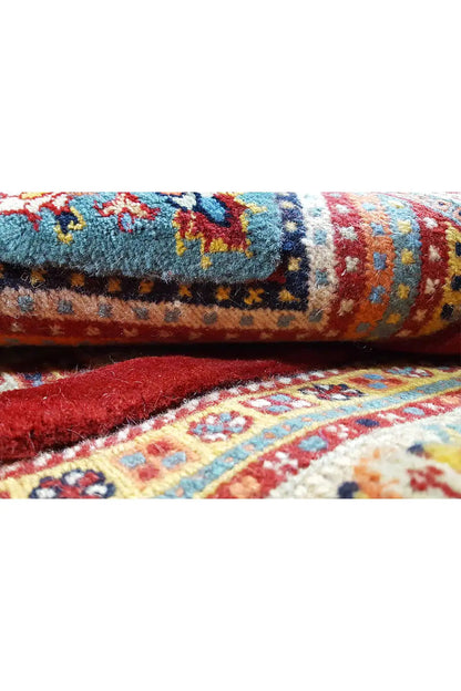 Carpet edge with multicolored pile and contrasting fringe border area