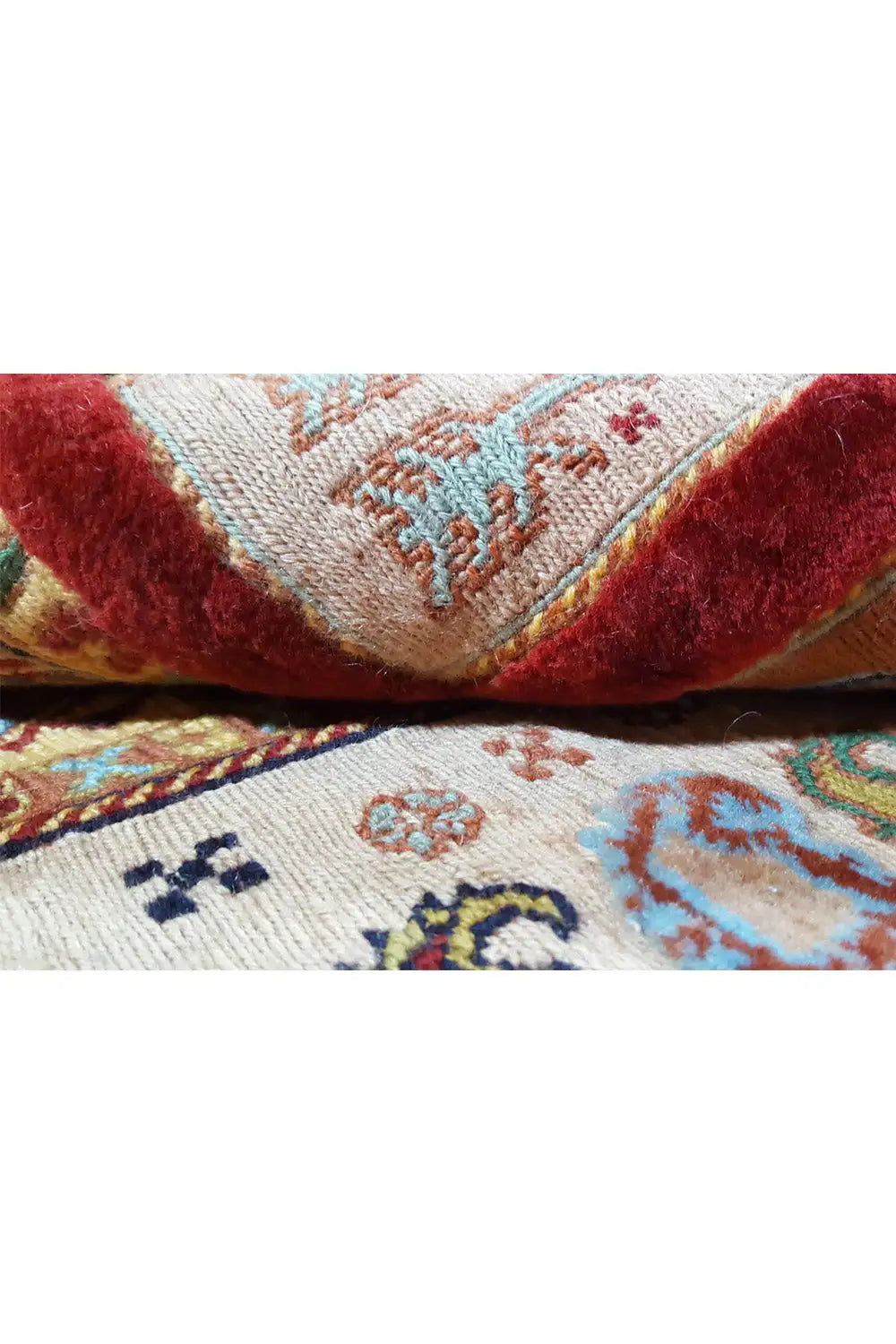 Rug edge with a high-pile border in red and a beige background, delicate pattern