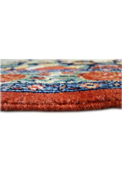 Close-up: carpet pile at the edge, reddish-brown and blue tones