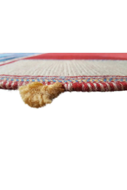 Carpet edge with fringes and multicolored border trim