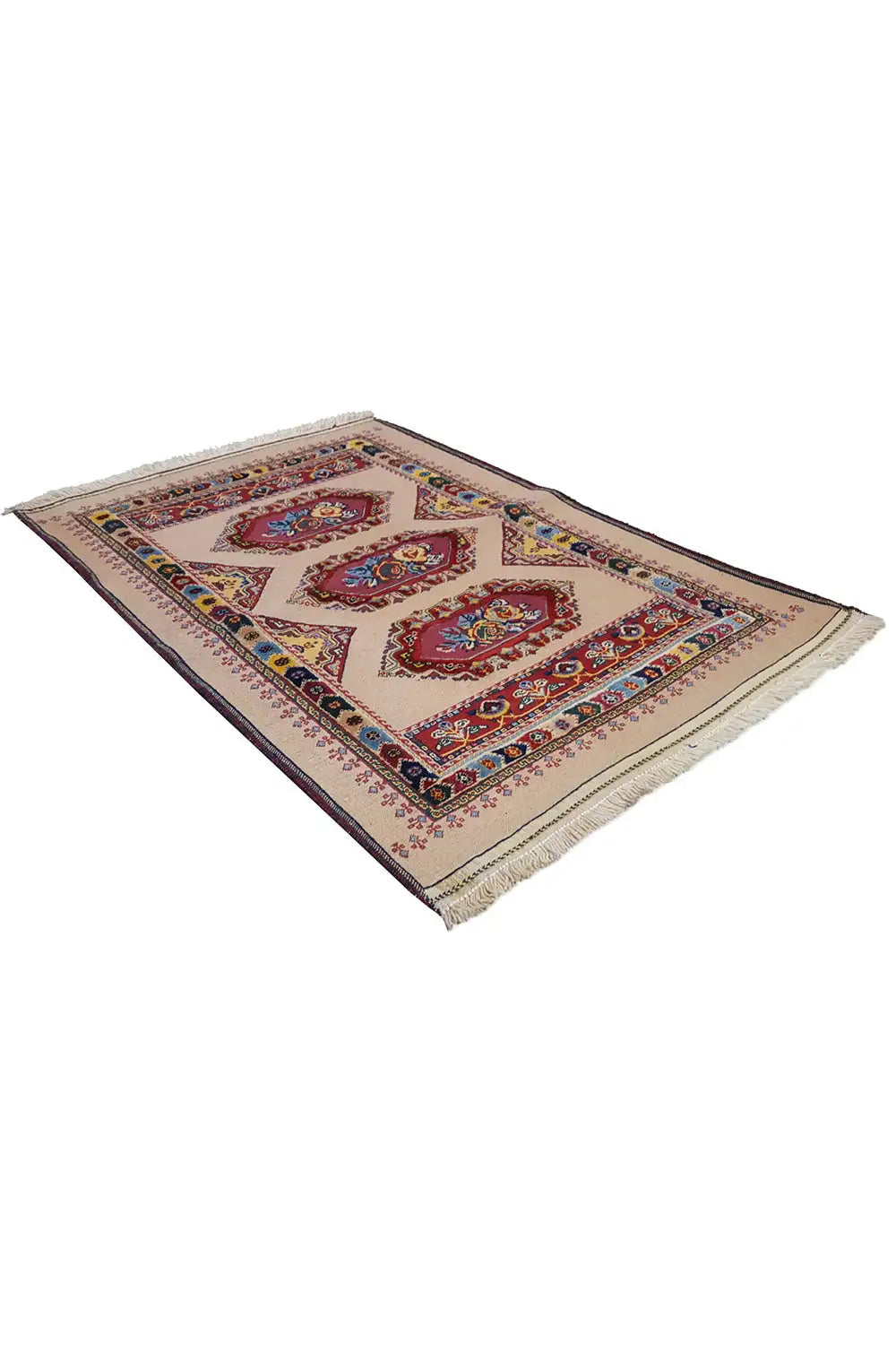 Soumakh rug (120x81 cm) with diamond pattern and fringes, viewed from an oblique angle