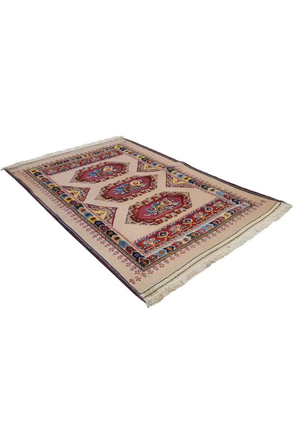 Soumakh rug (120x81 cm) with diamond pattern and fringes, viewed from an oblique angle