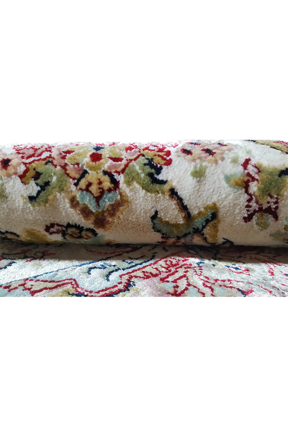 Rug with multicolored floral patterns, close-up view of the pile height and edge