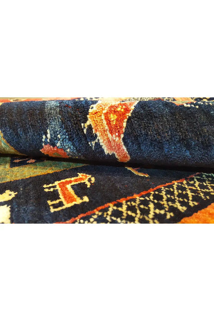 Qashqai exclusive rug, detail of the pile fibers and pattern in blue and red
