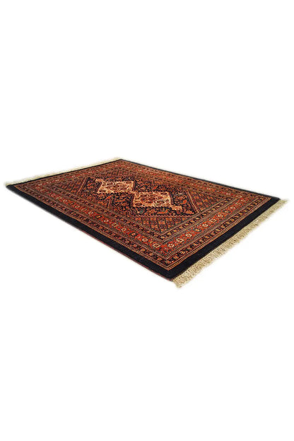 Qashqai exclusive rug (139x103 cm), rectangular, with a dark red medallion pattern