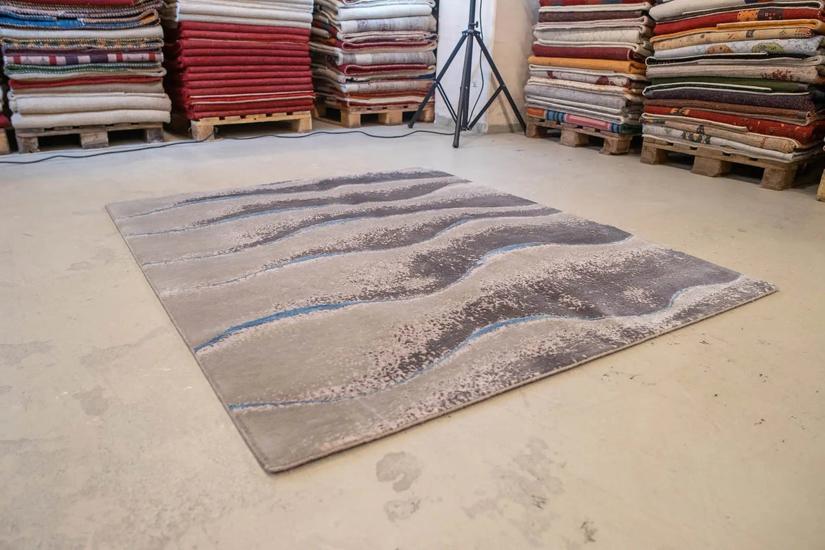 Beach rug 154x183 cm, rectangular: gray wave pattern with a blue line.