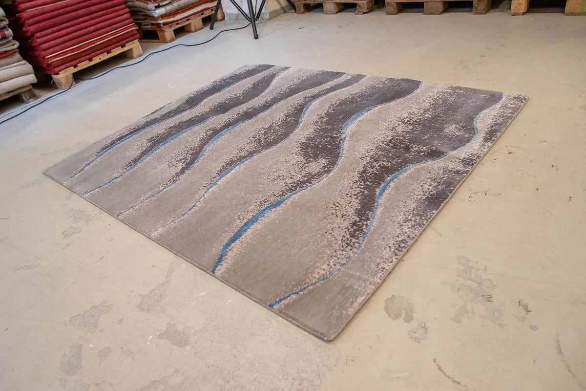 Beach rug 154x183 cm, lying flat: gray wave patterns with blue accents.