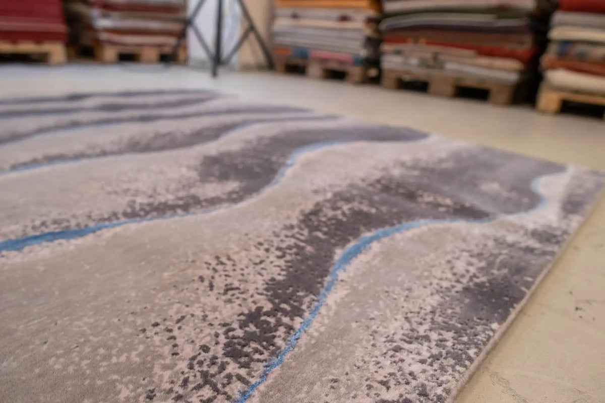 Beach rug 154x183 cm: Detail of the wave pattern in gray with a blue border.