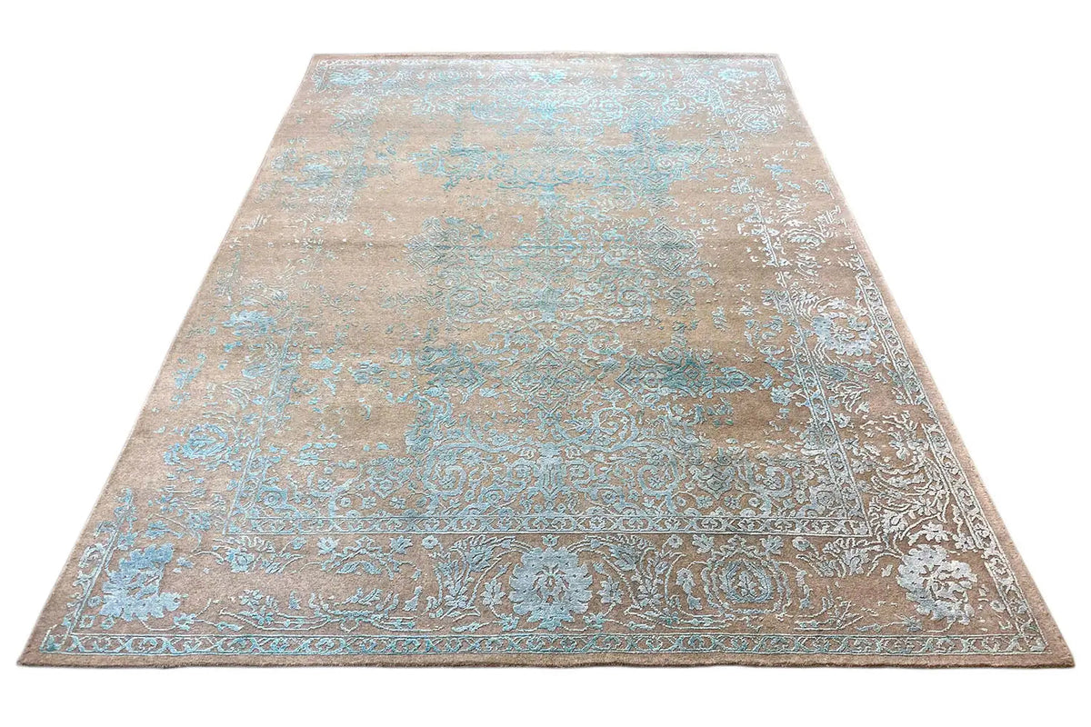 Rug in triangular view: beige background with a turquoise medallion design