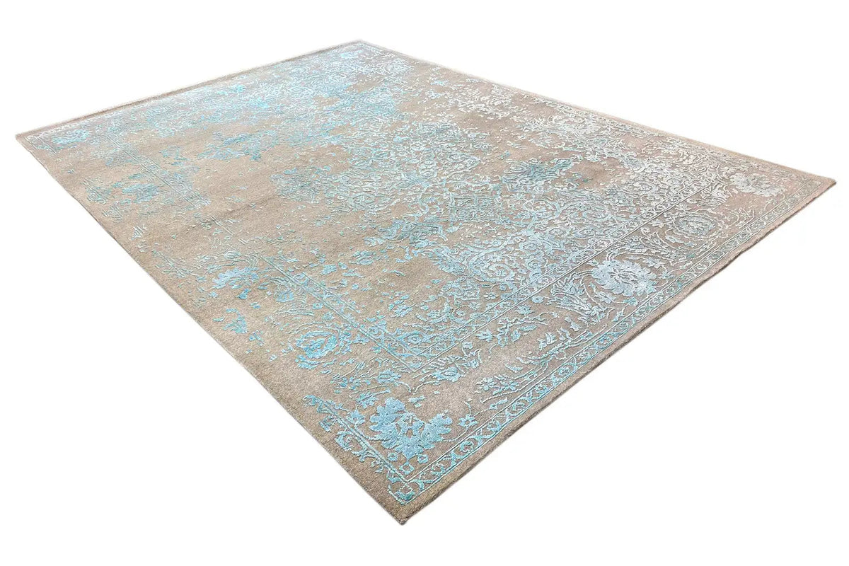Carpet, diagonal view: beige surface with turquoise and white ornamental insets