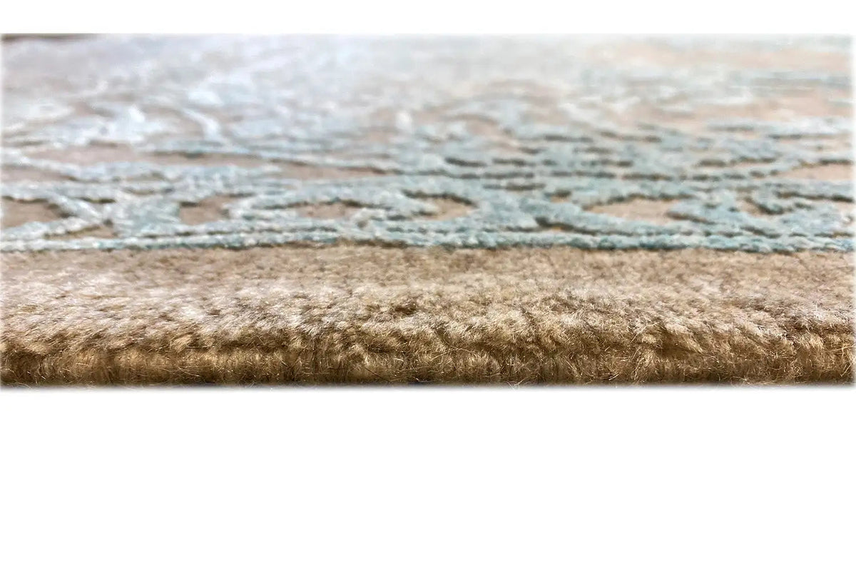 Rug edge with short pile and a turquoise-beige vintage pattern, with fringes