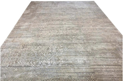 Carpet with an ornamental pattern, light gray with light beige lines